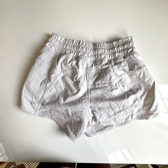 Lululemon Tracker Shorts, women’s, white, size 4 - Picture 2 of 7